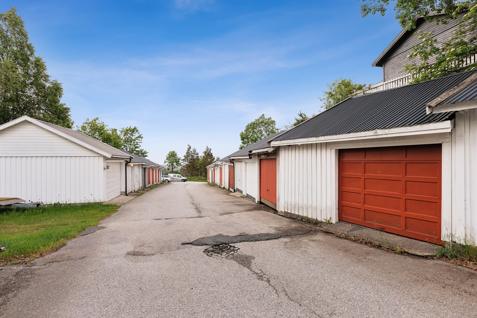 Til boligen følger det med en garasjeplass i felles rekke. Galleribilde