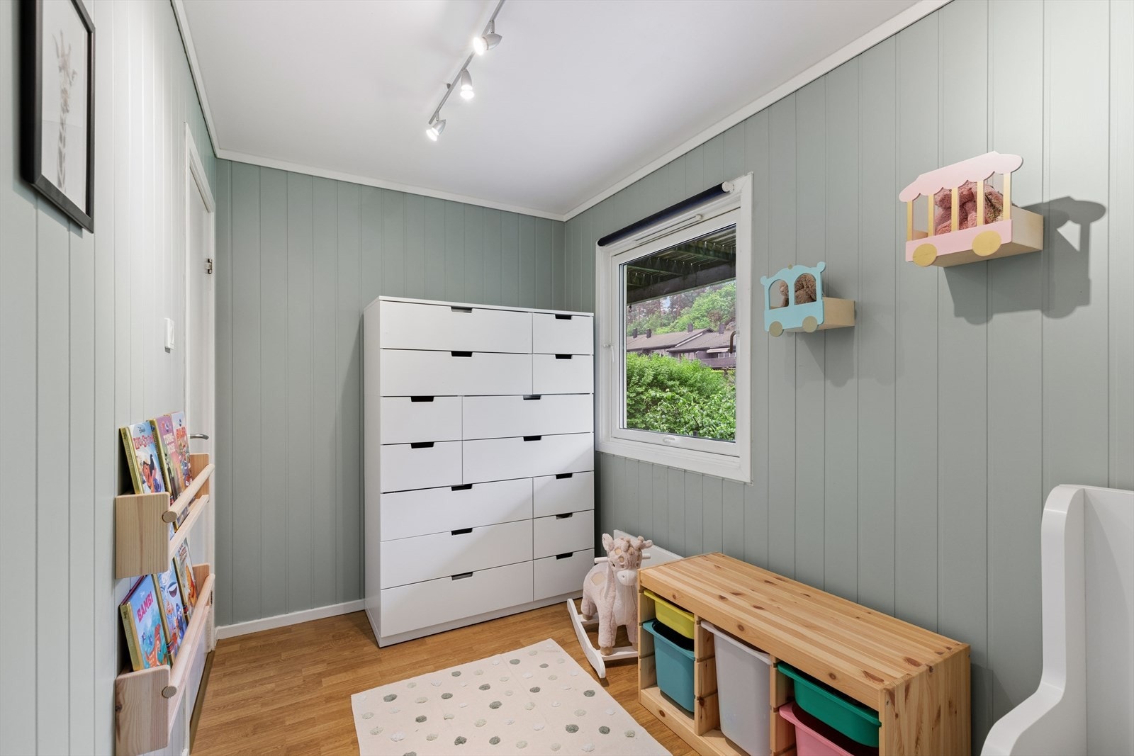Rommet har plass til både seng og oppbevaringsmøbler. Galleribilde