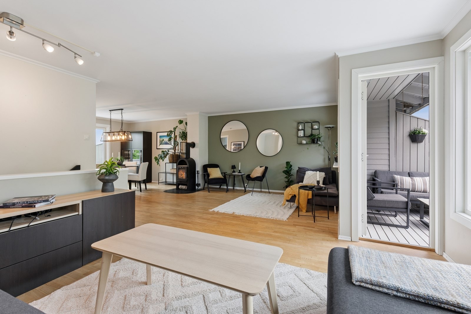 Fra stuen er det utgang til en av boligens to store uteplasser. Galleribilde