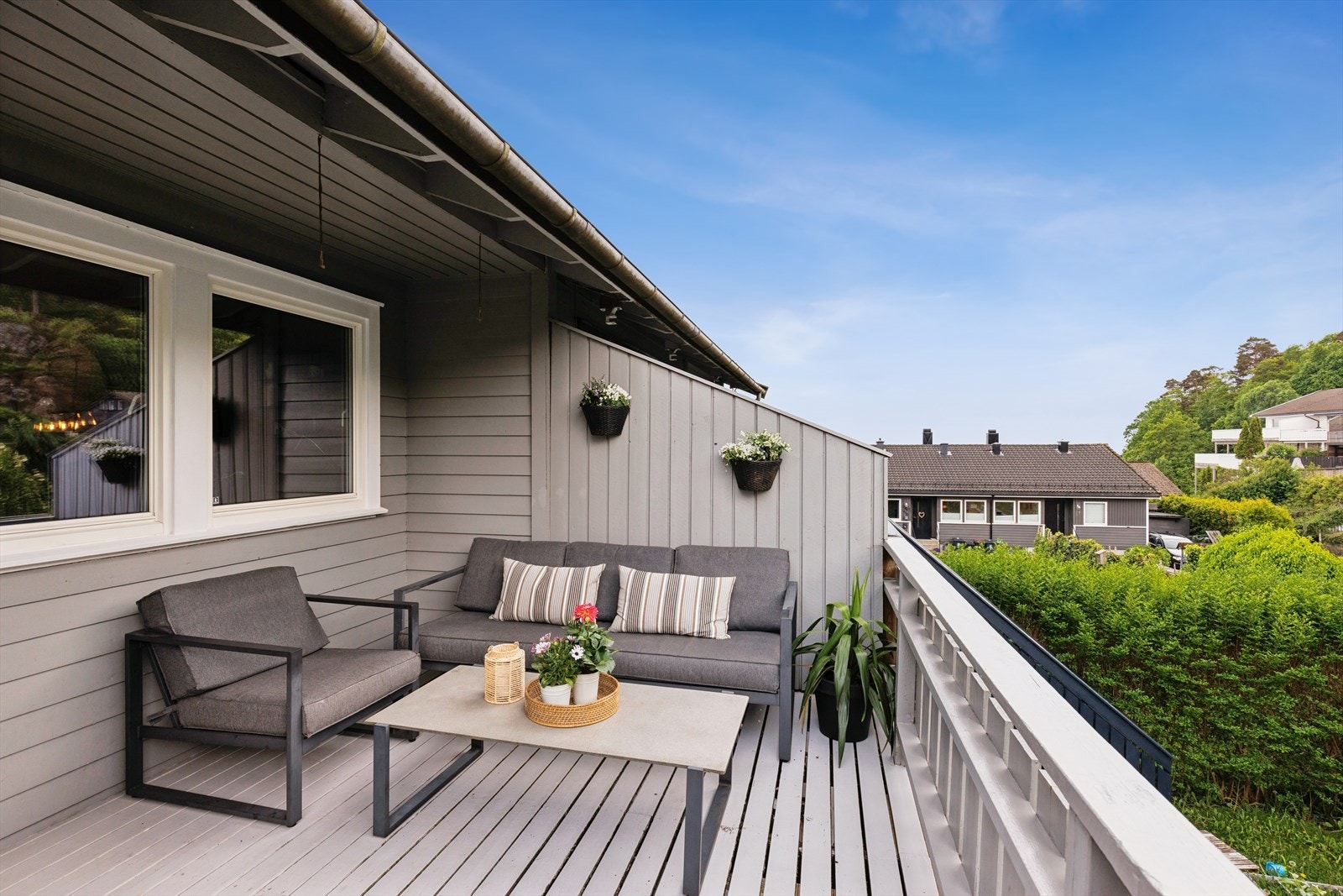 Uteplassen i andre etasje har god plass til både sittegruppe og grill. Galleribilde