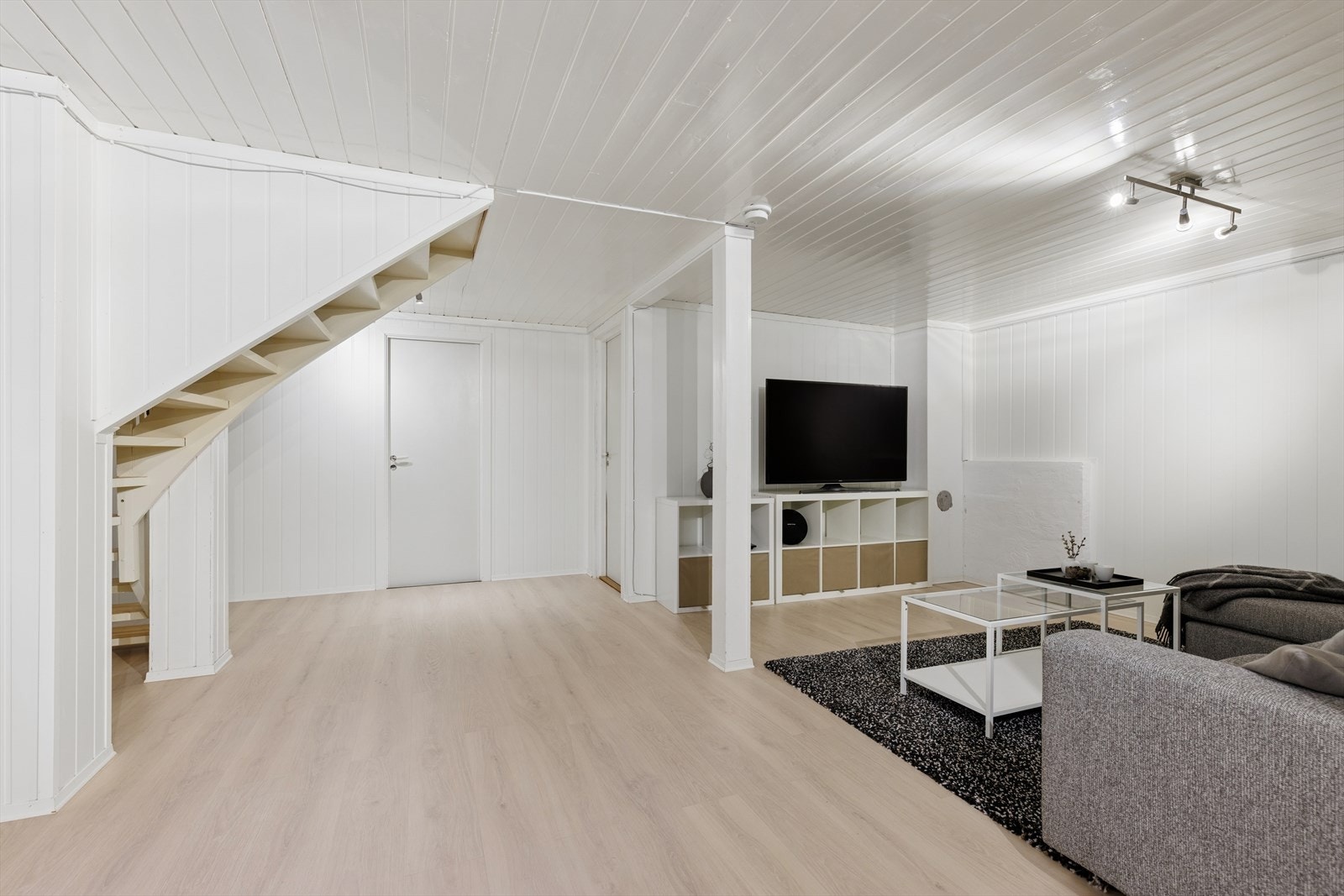 Rommet har laminatgulv og malt panel. Kjellerstuen er ikke godkjent for varig opphold. Galleribilde