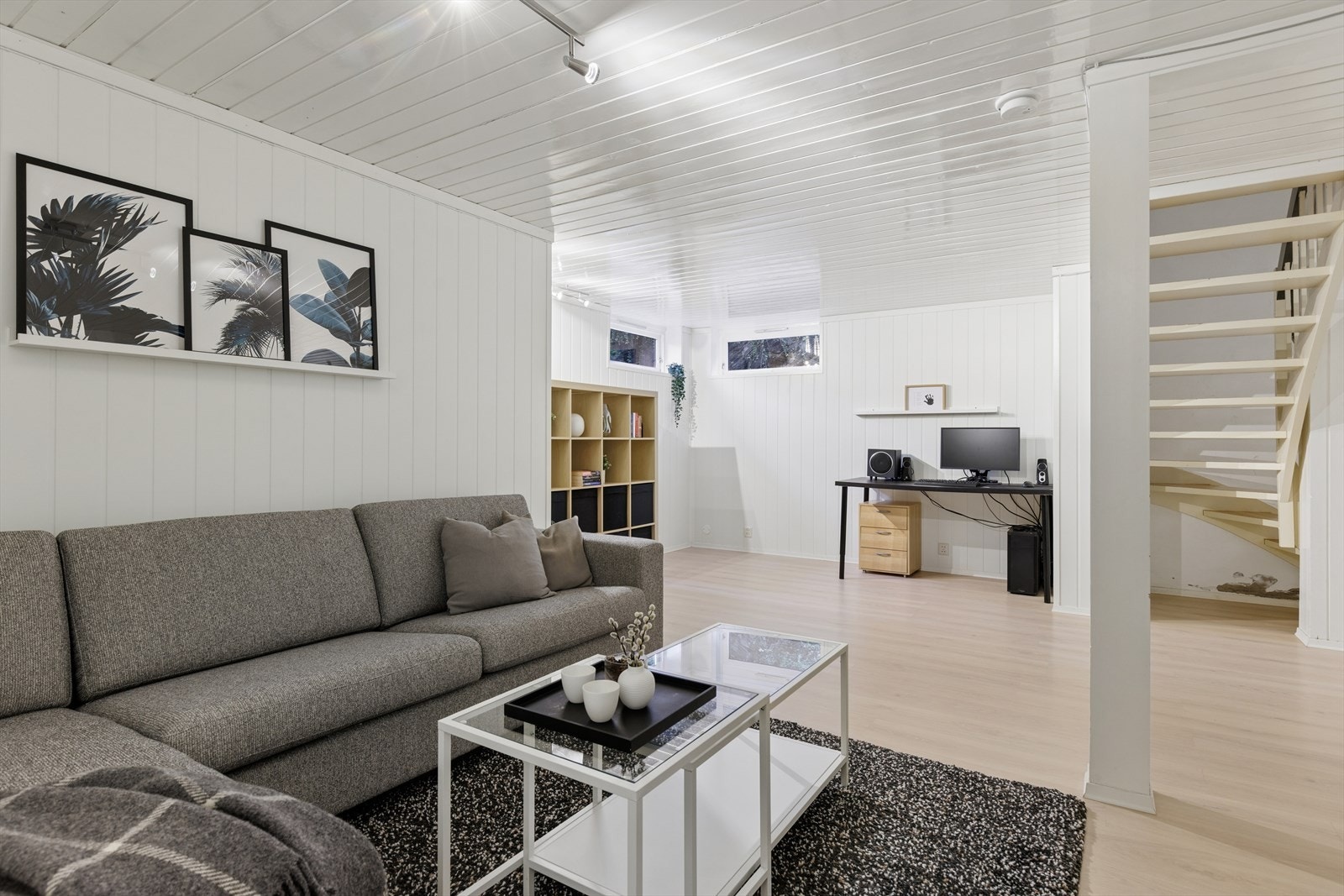 Her er det god plass til både en stor sofagruppe og en egen kontorkrok. Galleribilde