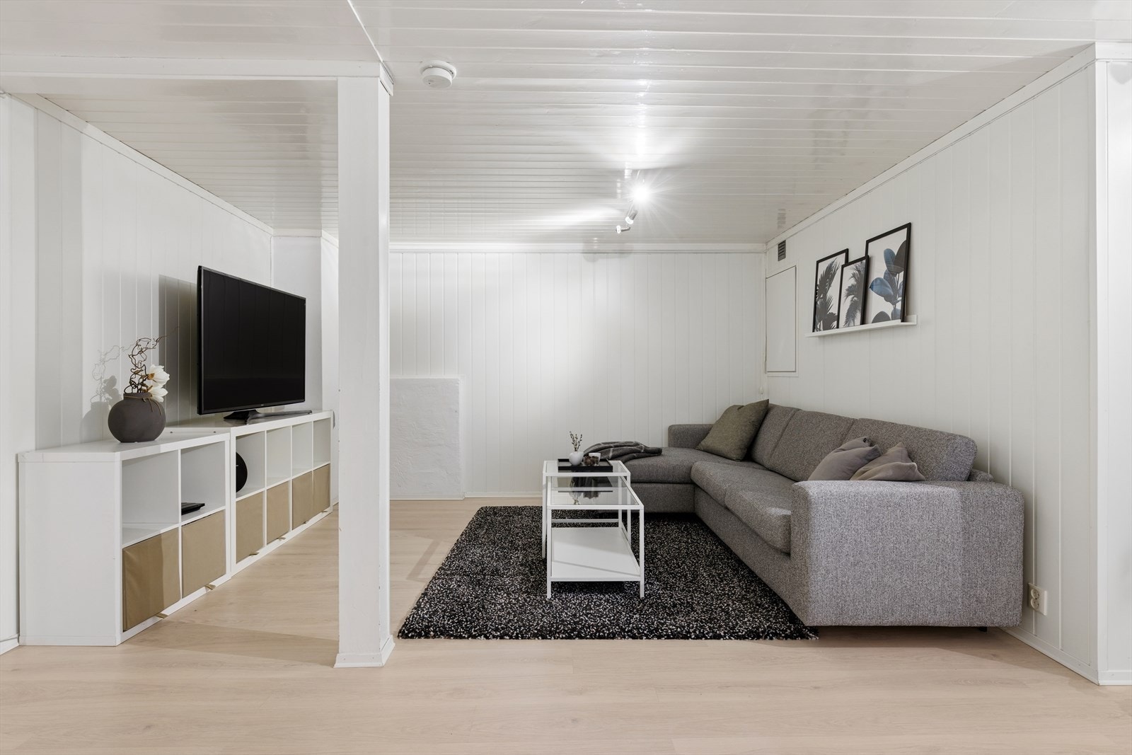 I kjelleren er det en romslig kjellerstue, perfekt som en ekstra TV-stue eller lekerom. (se punkt ferdigattest) Galleribilde