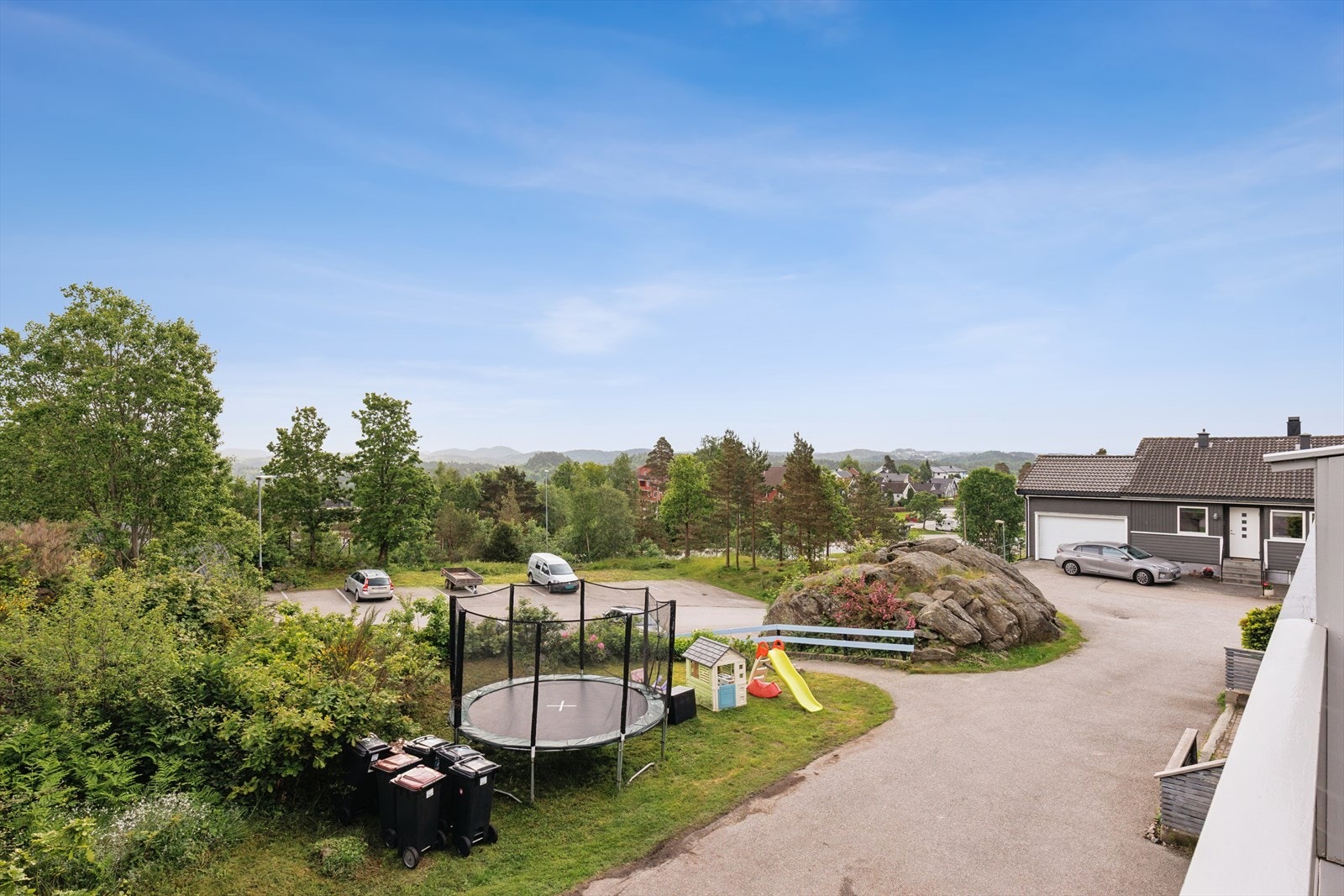 Nærområdet byr på lekeplasser og grøntområder, ideelt for barnefamilier. Galleribilde