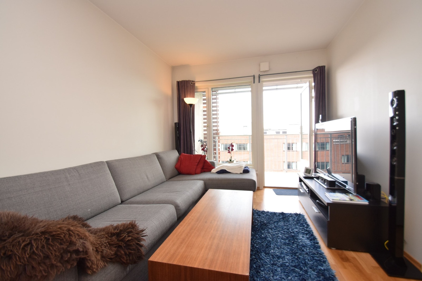 Sofaavdeling med utgang til balkong Galleribilde