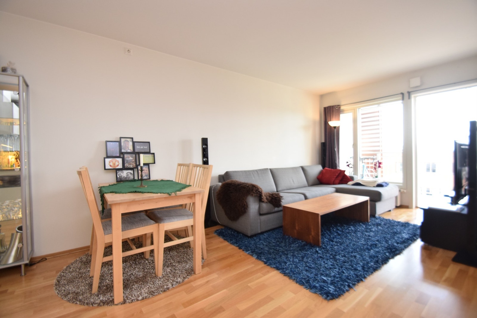 Stue med spise- og sofaavdeling Galleribilde