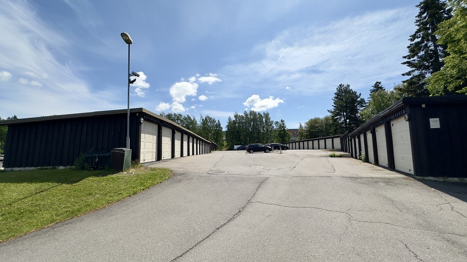 Borettslaget har garasjer og biloppstillingsplasser som tildeles etter venteliste. Galleribilde