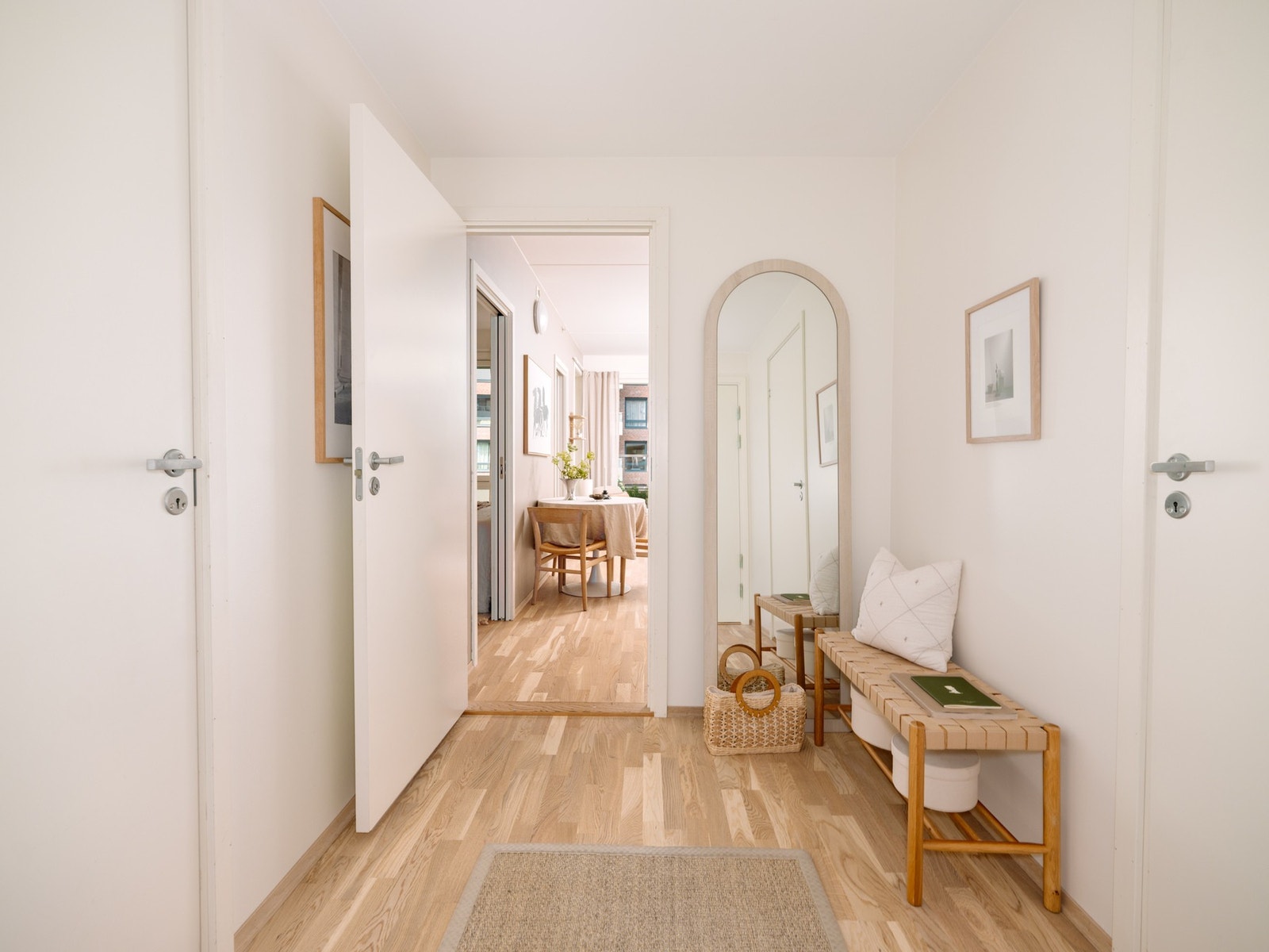 En lys og innbydende entré ønsker deg velkommen inn. Galleribilde