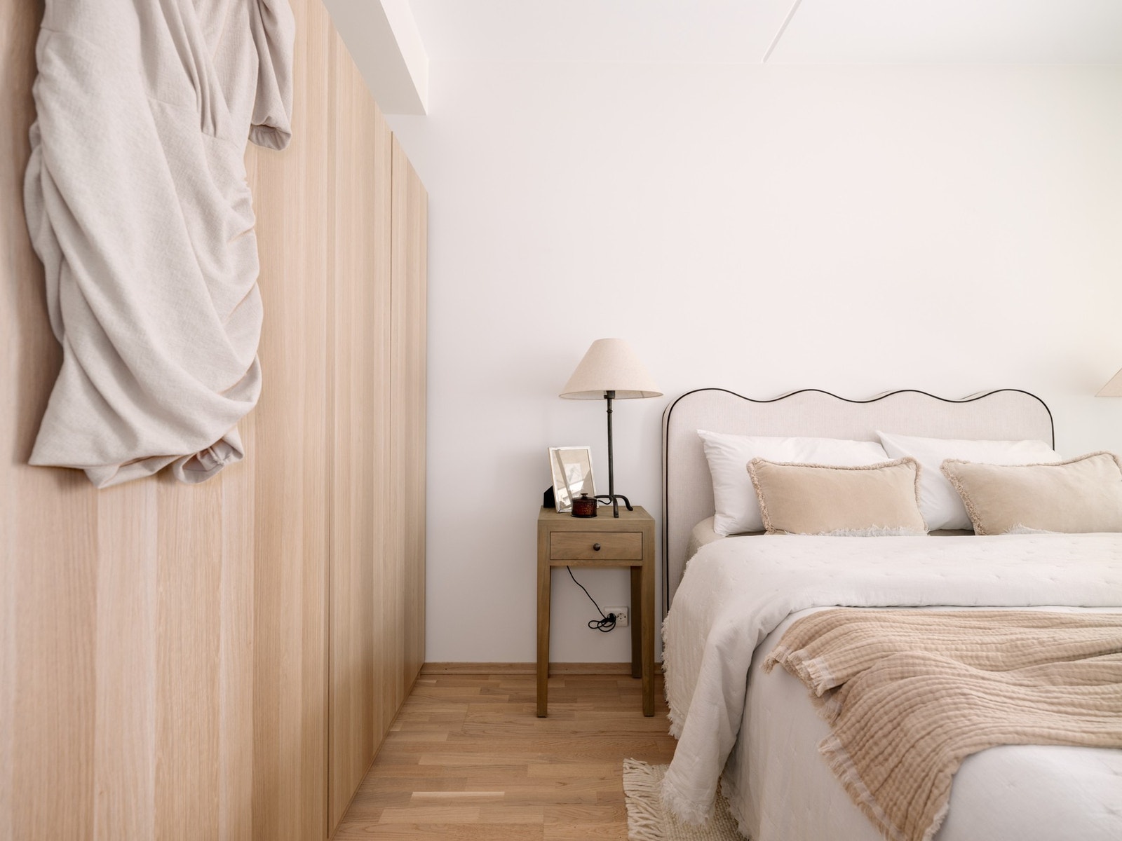 Rikelig med oppbevaringsplass i stor garderobe t.v. Galleribilde