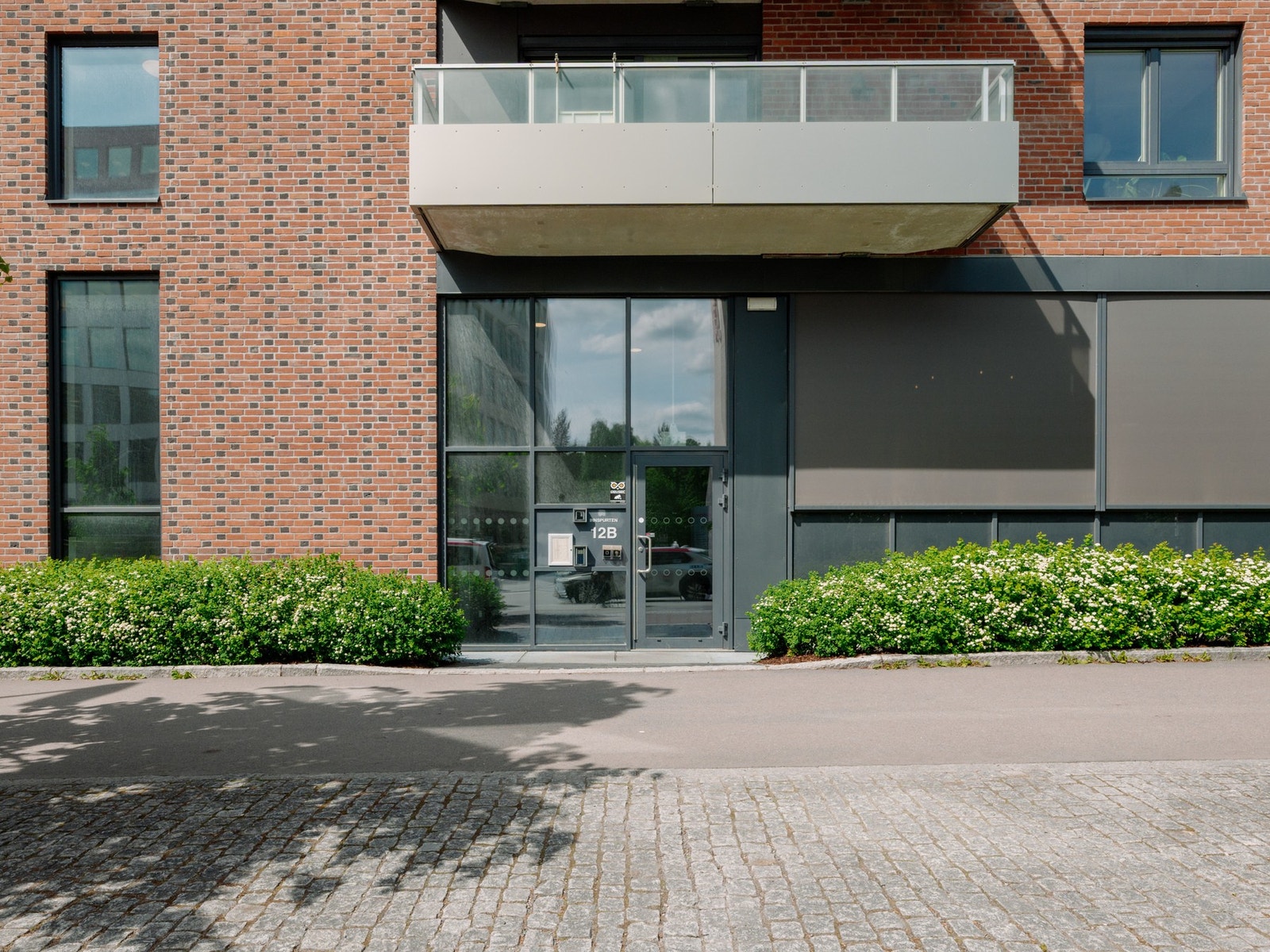 Leiligheten ligger i en nyere blokk fra 2019. Galleribilde