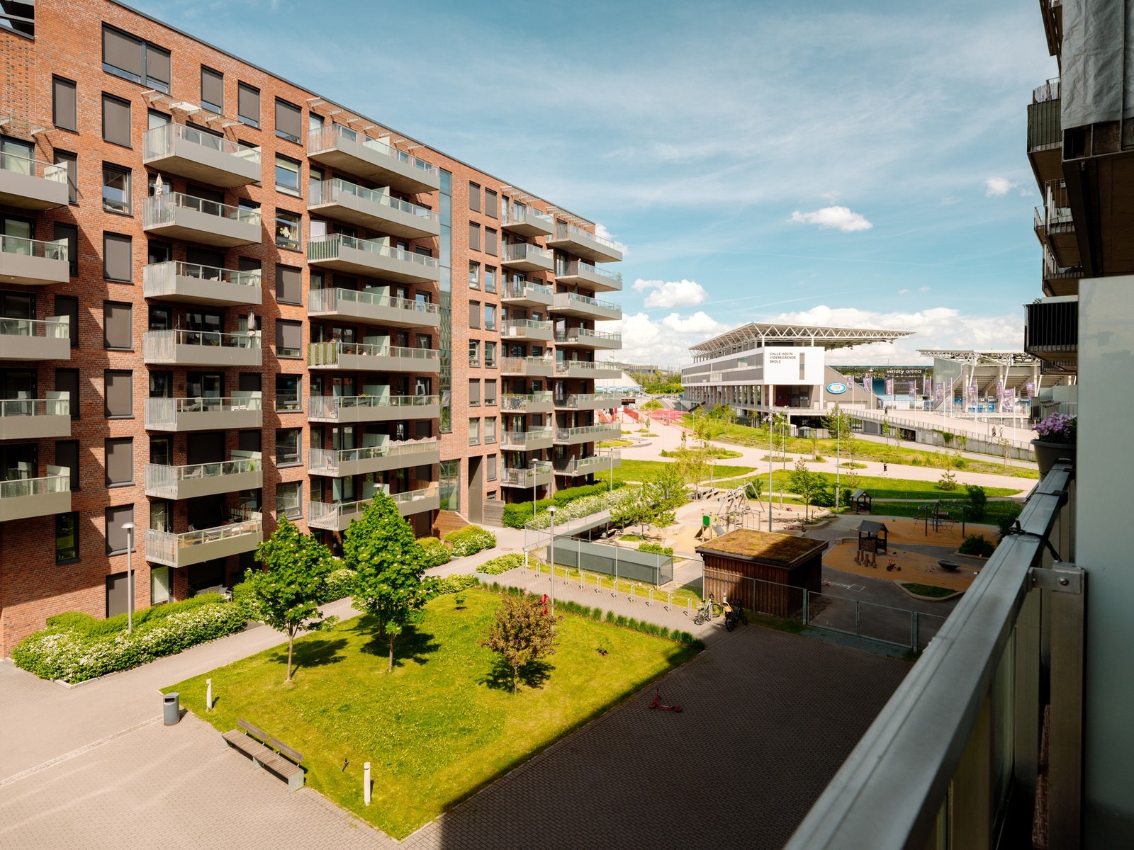 Beliggenheten er på populære Valle Hovin, med kort avstand til kollektivtransport og nydelige park- og grøntarealer. Galleribilde