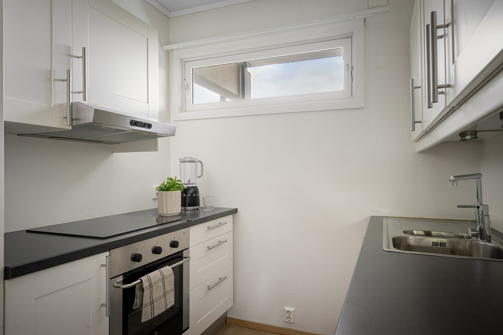Kjøkkenet er utstyrt med innebygd stekeovn, platetopp og ventilator med avtrekk ut. Galleribilde