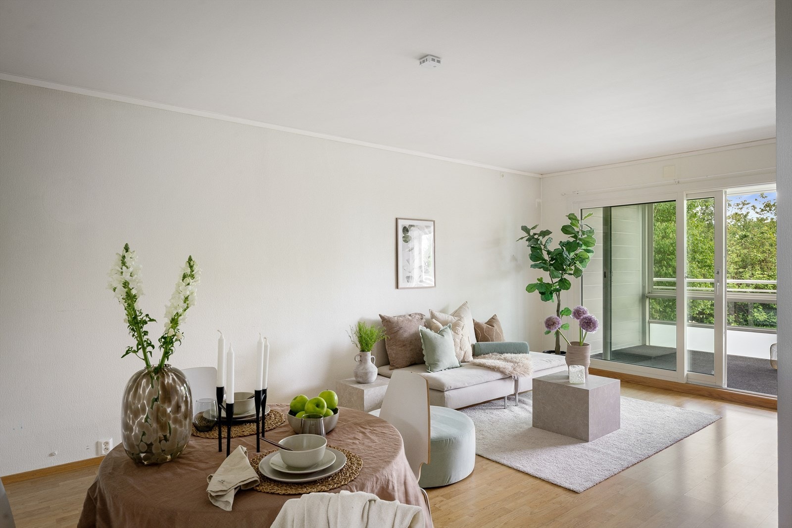 Stuen har god plass til både sofagruppe og spisebord, med gjennomgående laminatgulv. Galleribilde