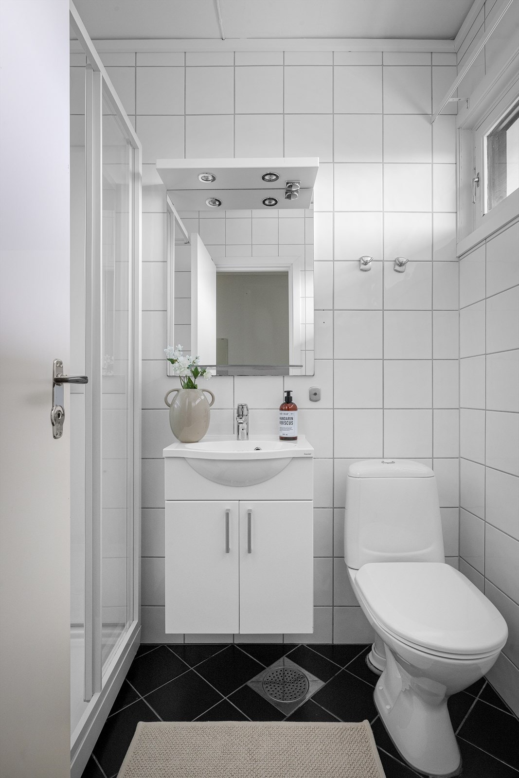 Flislagt bad med elektrisk gulvvarme. Galleribilde
