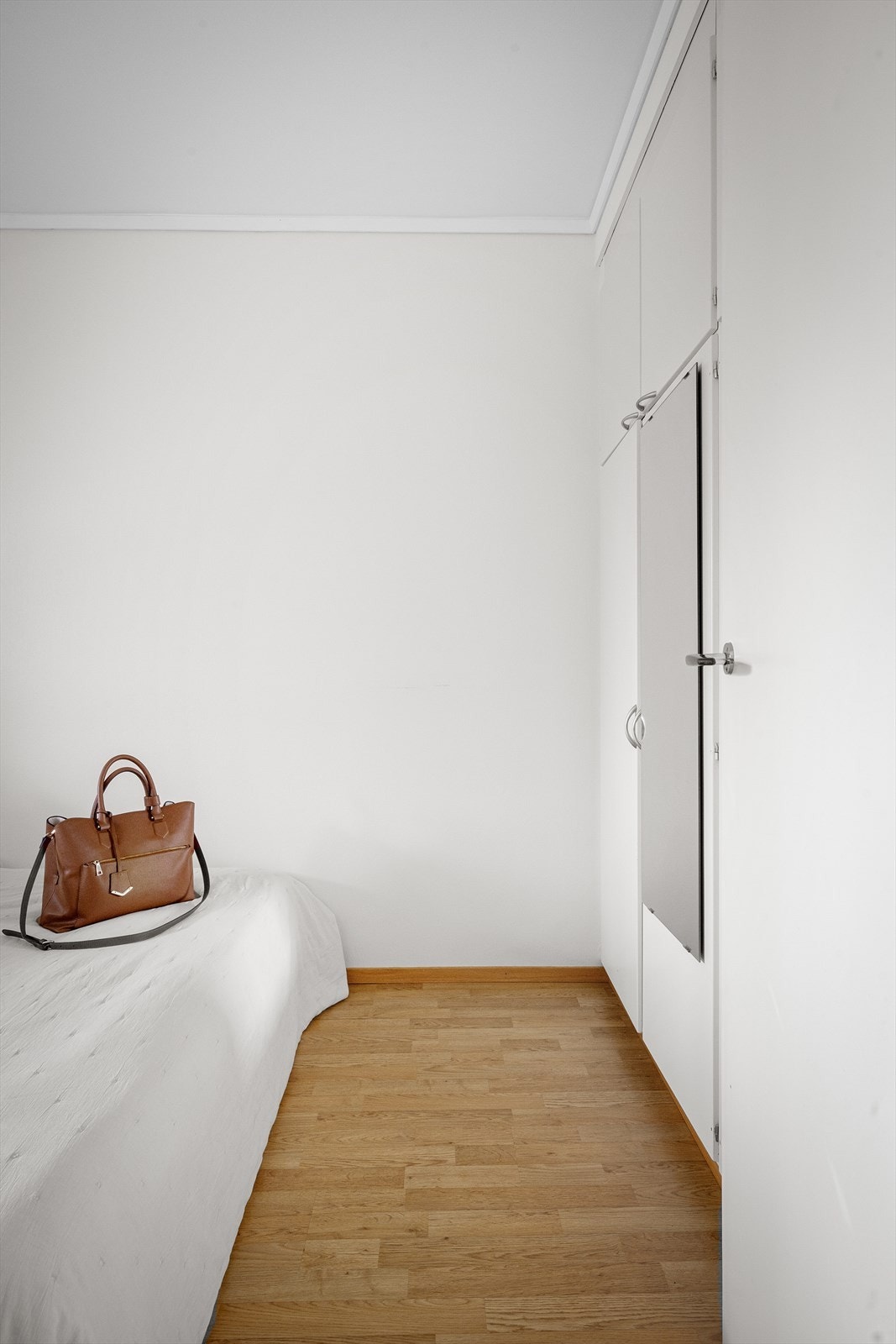 Soverommet har laminatgulv og malte veggflater. Stedbygd garderobe. Galleribilde