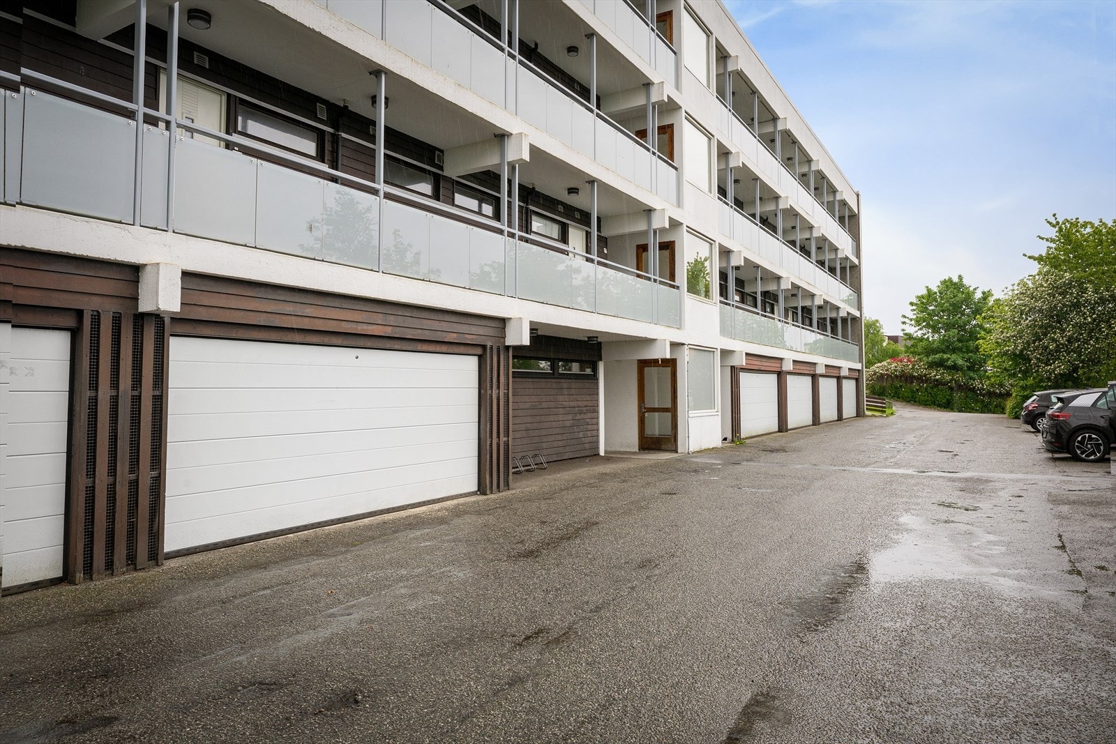 Til leiligheten hører en bod i underetasjen. Borettslaget har også fellesvaskeri. Borettslaget har felles biloppstillingsplass. Borettslaget har tilrettelagt for elbillading.
Enkelte andelseiere disponerer egen garasje. (Denne andelen har ikke garasje) Galleribilde