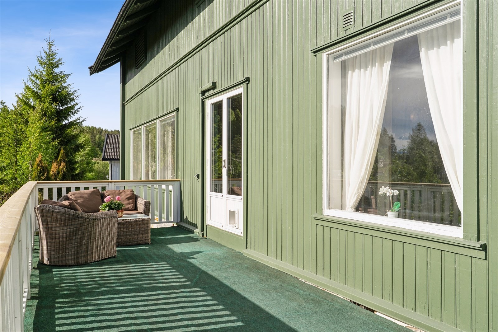 Inngang til hoveddelen via terrasse med plass til møblement Galleribilde