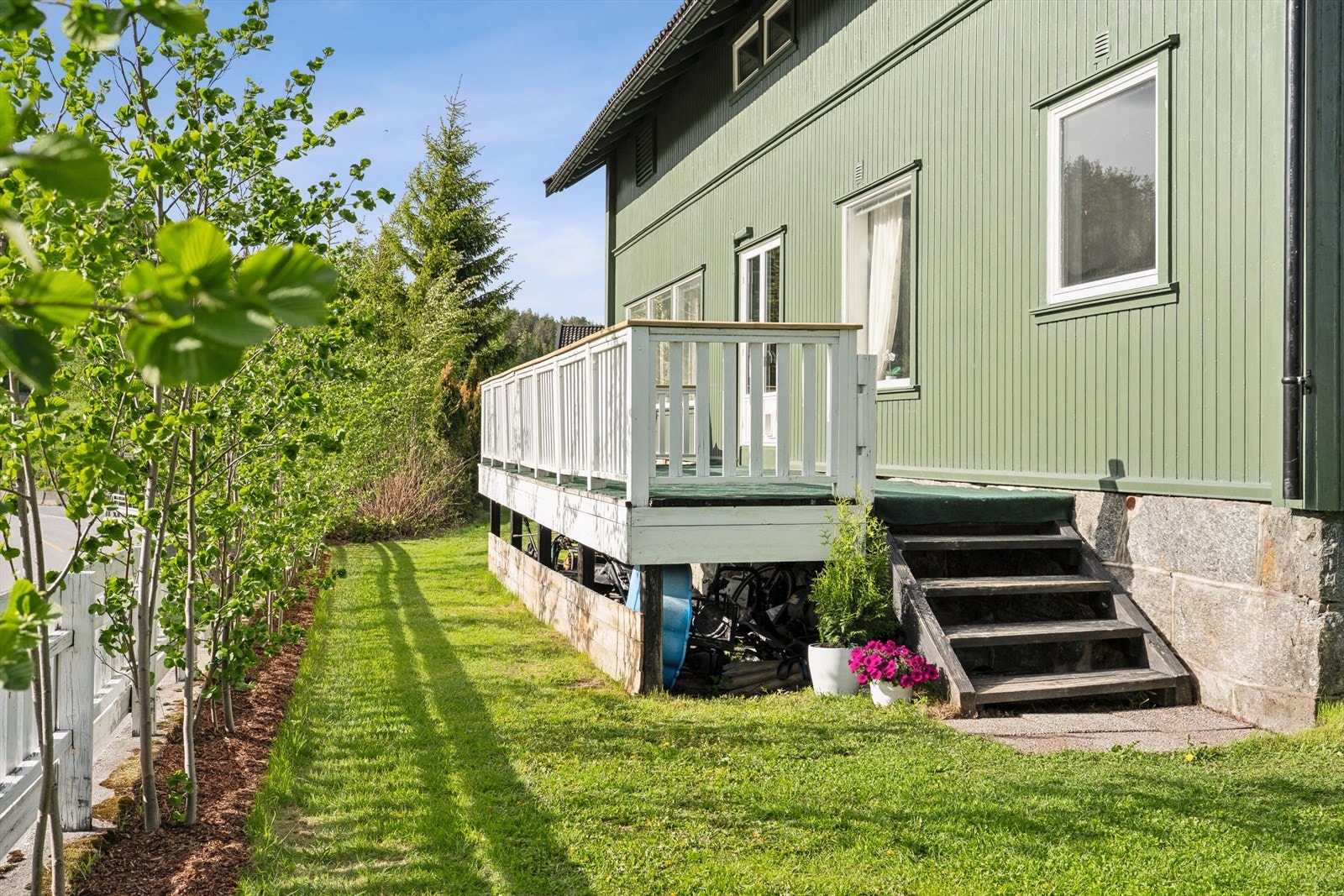 Trivelig uteområde med adkomst til terrasse og pent opparbeidet hage. Perfekt for solrike og hyggelige dager utendørs Galleribilde