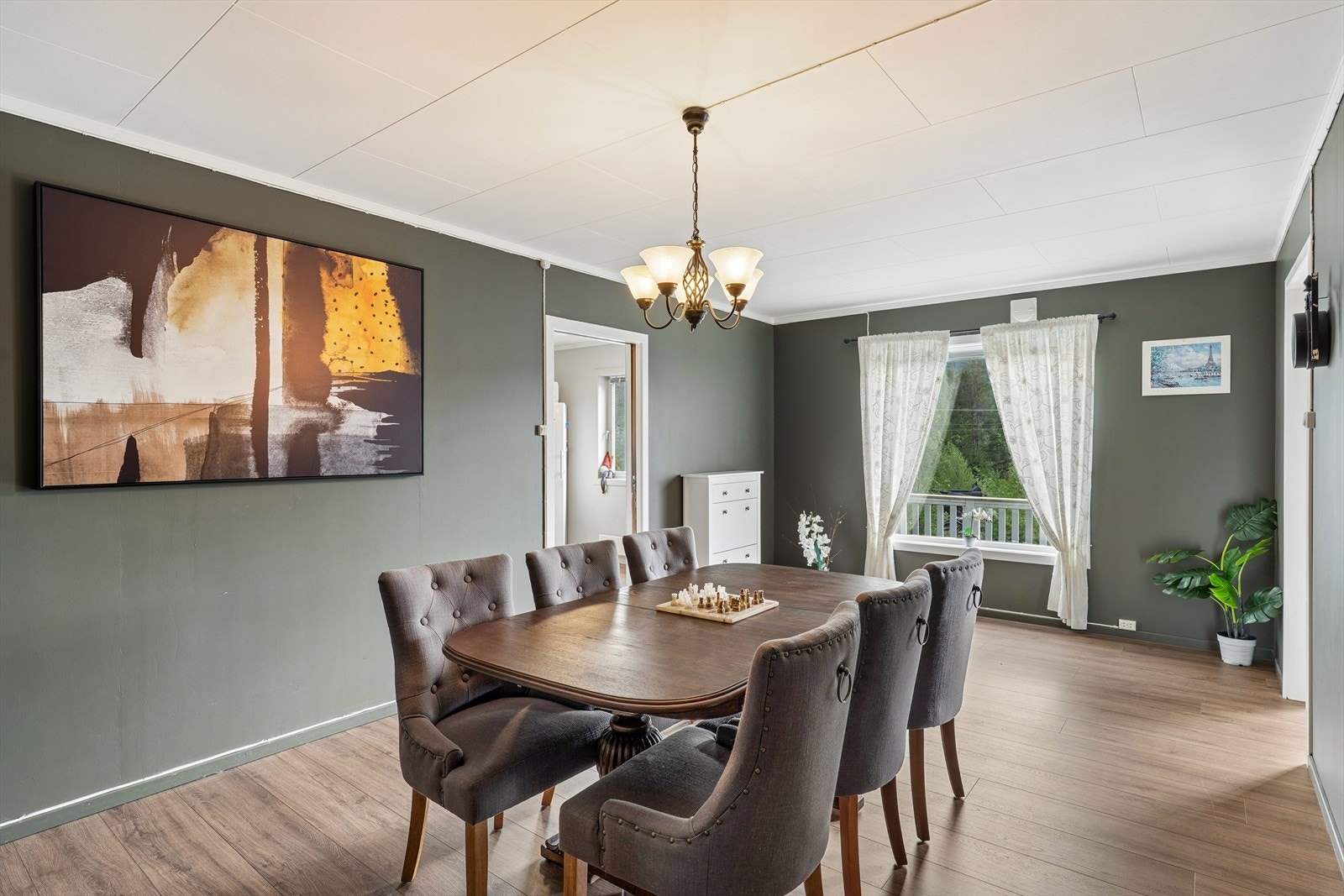 Innbydende spisestue med plass til stort spisebord - perfekt for hyggelige måltider og sosiale sammenkomster. Galleribilde