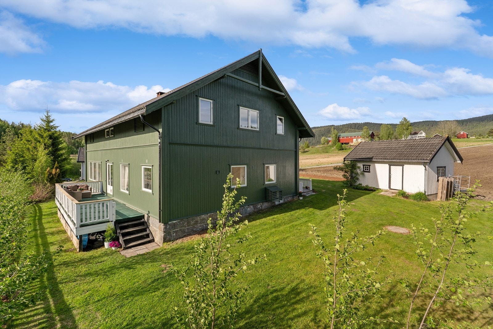 Sjarmerende og innholdsrik enebolig. Eiendommen byr på romslig tomt, frodig hage og landlige omgivelser med gode solforhold. Galleribilde