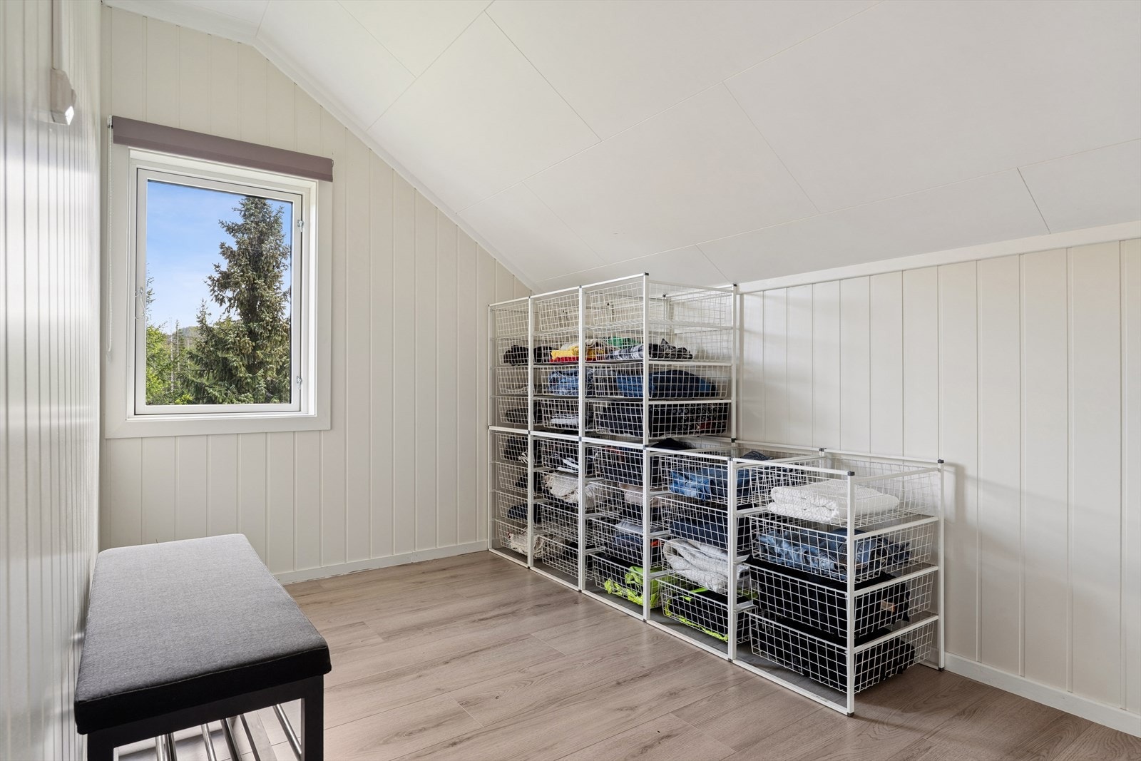 Praktisk walk-in garderobe med gode oppbevaringsløsninger. Galleribilde