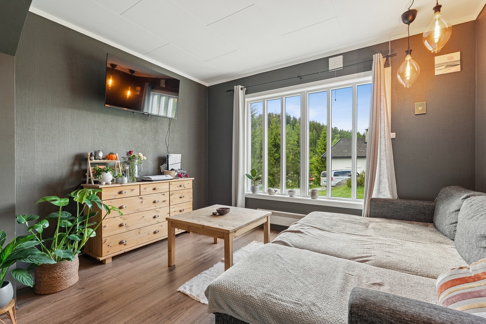 Stuen har naturlige soner for både avslapning og samvær. Galleribilde