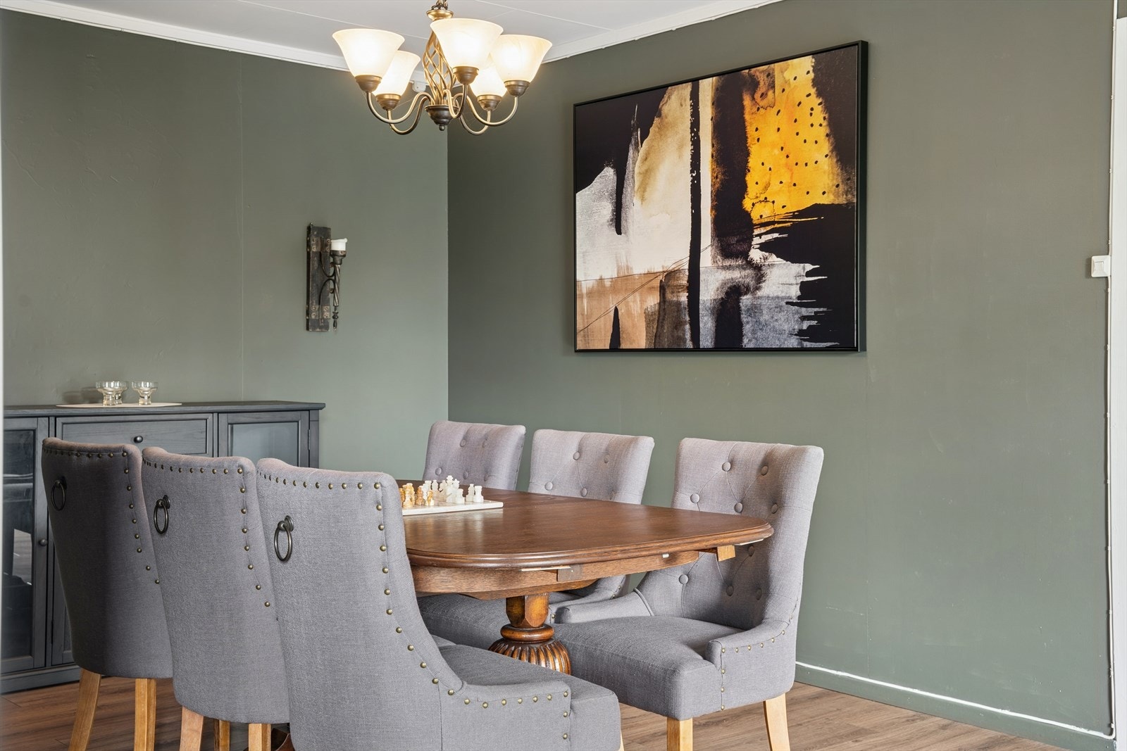 Spisestuen er både sosial og funksjonell med behagelig atmosfære og god plass til både hverdag og selskap. Galleribilde