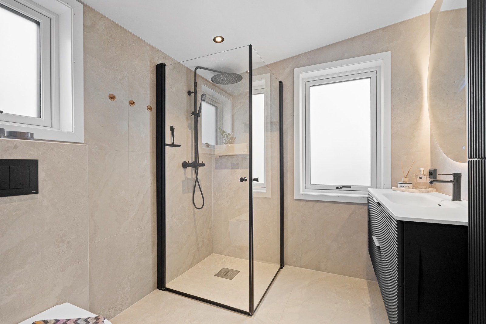 Hoved badet er helfliset med varme i gulv. Galleribilde