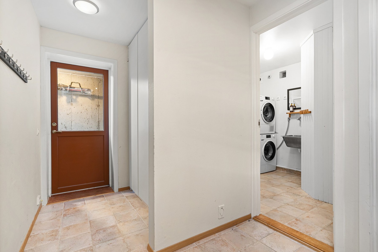 Kjelleren har egen kjeller inngang, perfekt for tenåringen i huset, eller kompiser som kommer for å se VM! Galleribilde