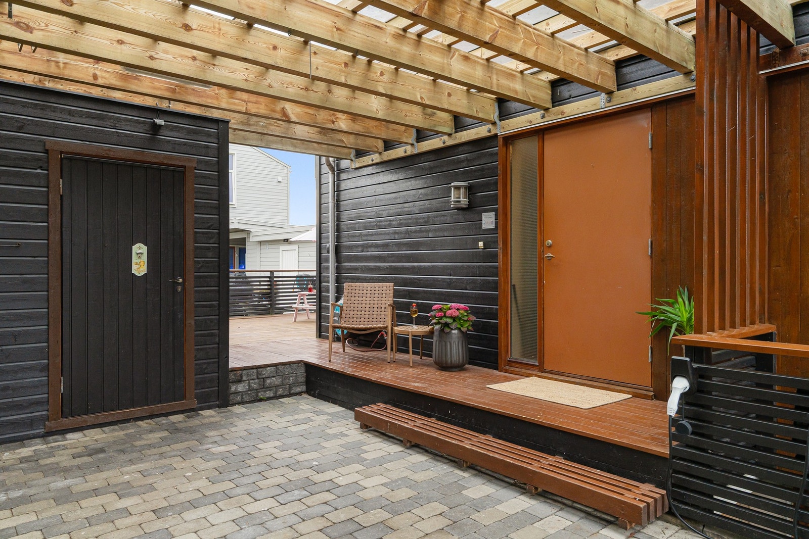 Carport med montert el-bil lader Galleribilde