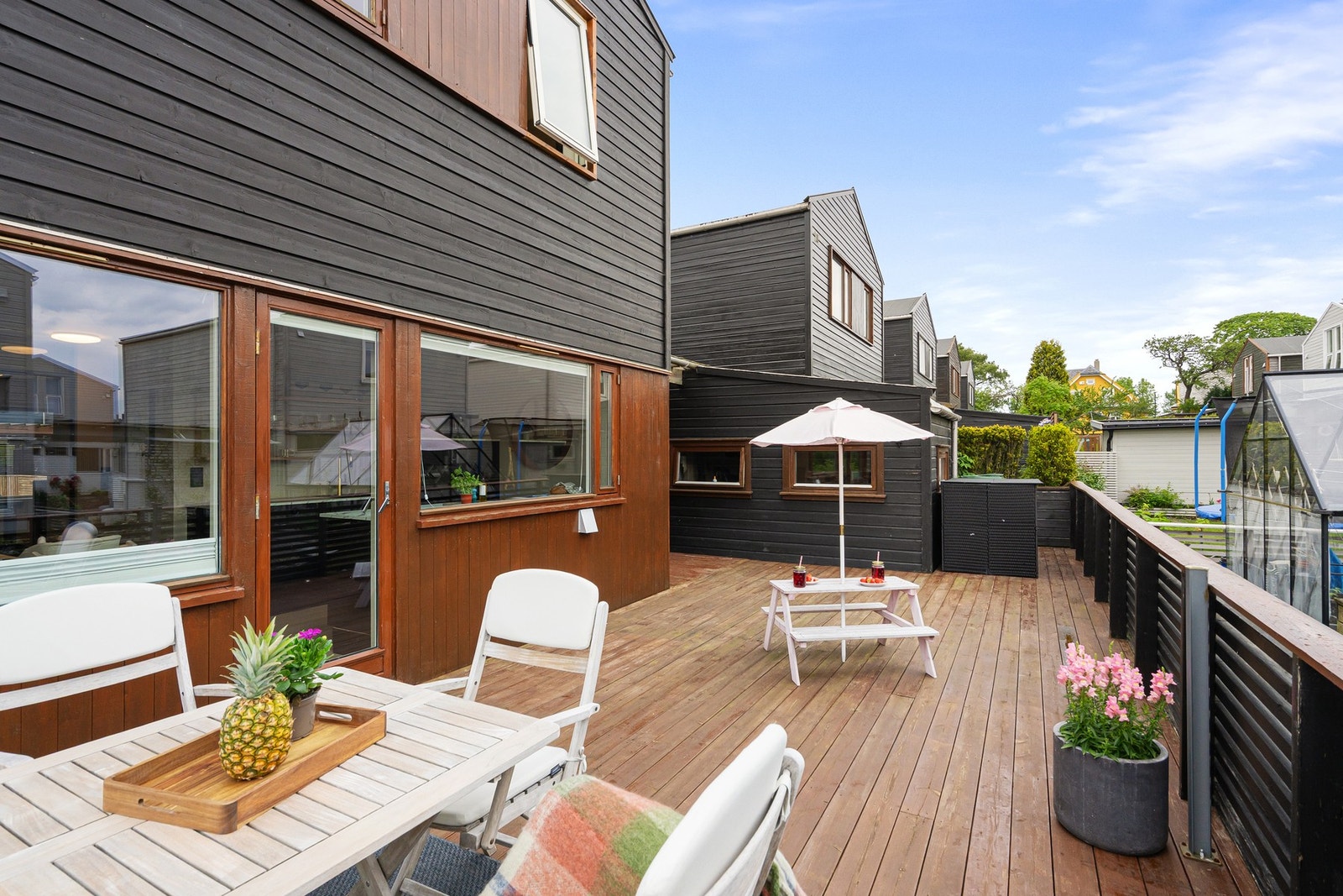 Boligen har en terrasse dør på kjøkkenet, som gjør det lett og flytte frokosten ut i morgen solen. Galleribilde