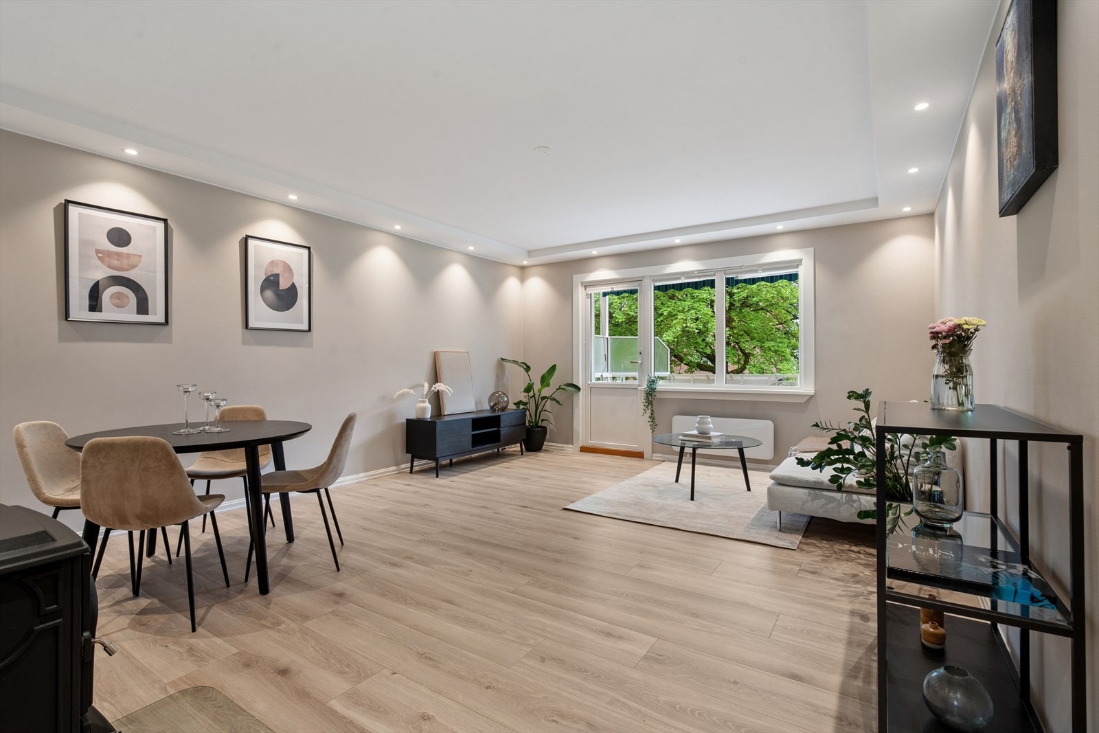 Alle overflater i stuen, inkludert gulv og vegger, ble fornyet i 2020, samt installert downlights. Galleribilde