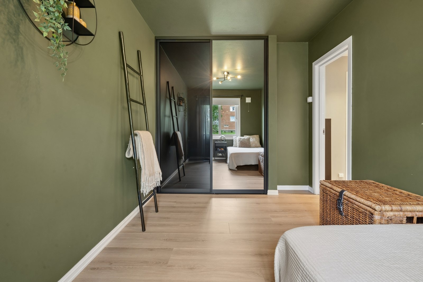 Soverommet er romslig og er innredet med praktisk skyvedørsgarderobe med malt front og speildør. Galleribilde