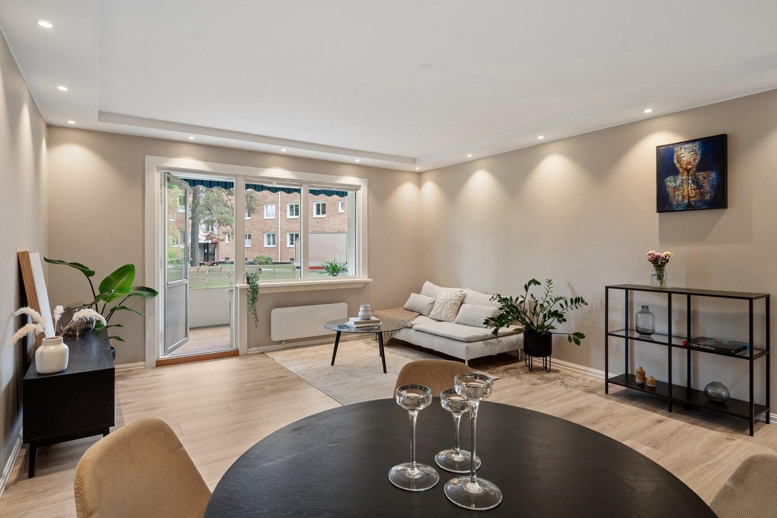 Store vindusflater slipper inn rikelig med naturlig lys, og det er godt med plass til både TV-hjørne, spiseplass og en komfortabel sofagruppe. Galleribilde