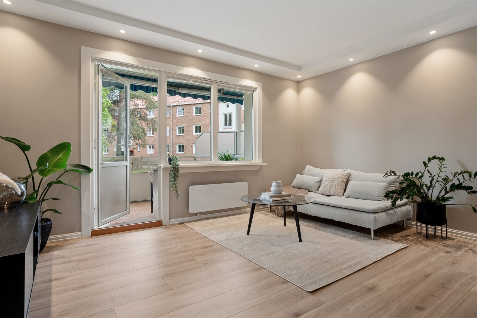 Fra stuen er det direkte utgang til en stor sydvestvendt balkong på ca. 8 m². Galleribilde