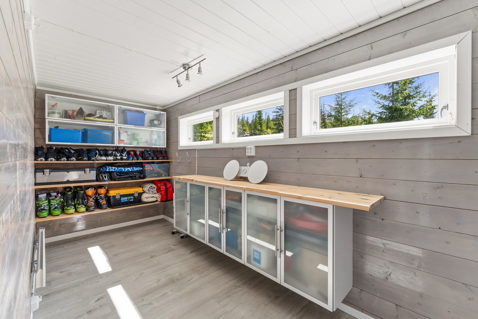 Garasjen har også en praktisk bod. Galleribilde