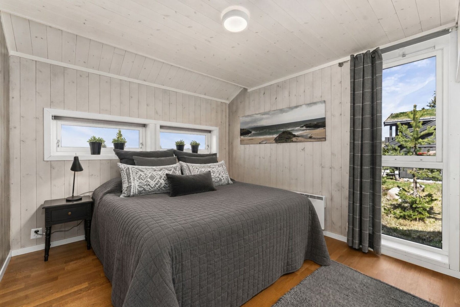 Hytta har tre lune og hyggelige soverom med plass til dobbeltseng. Galleribilde