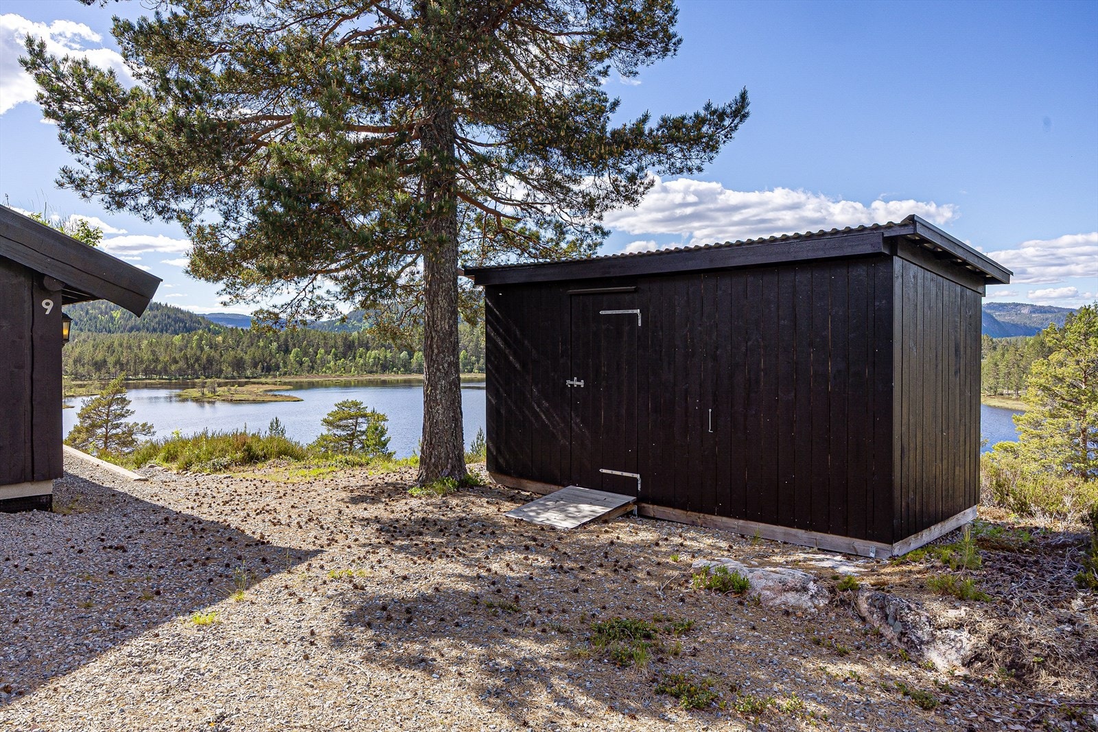 Frittstående vedbod på 8 m² for ekstra lagring av utstyr. Galleribilde