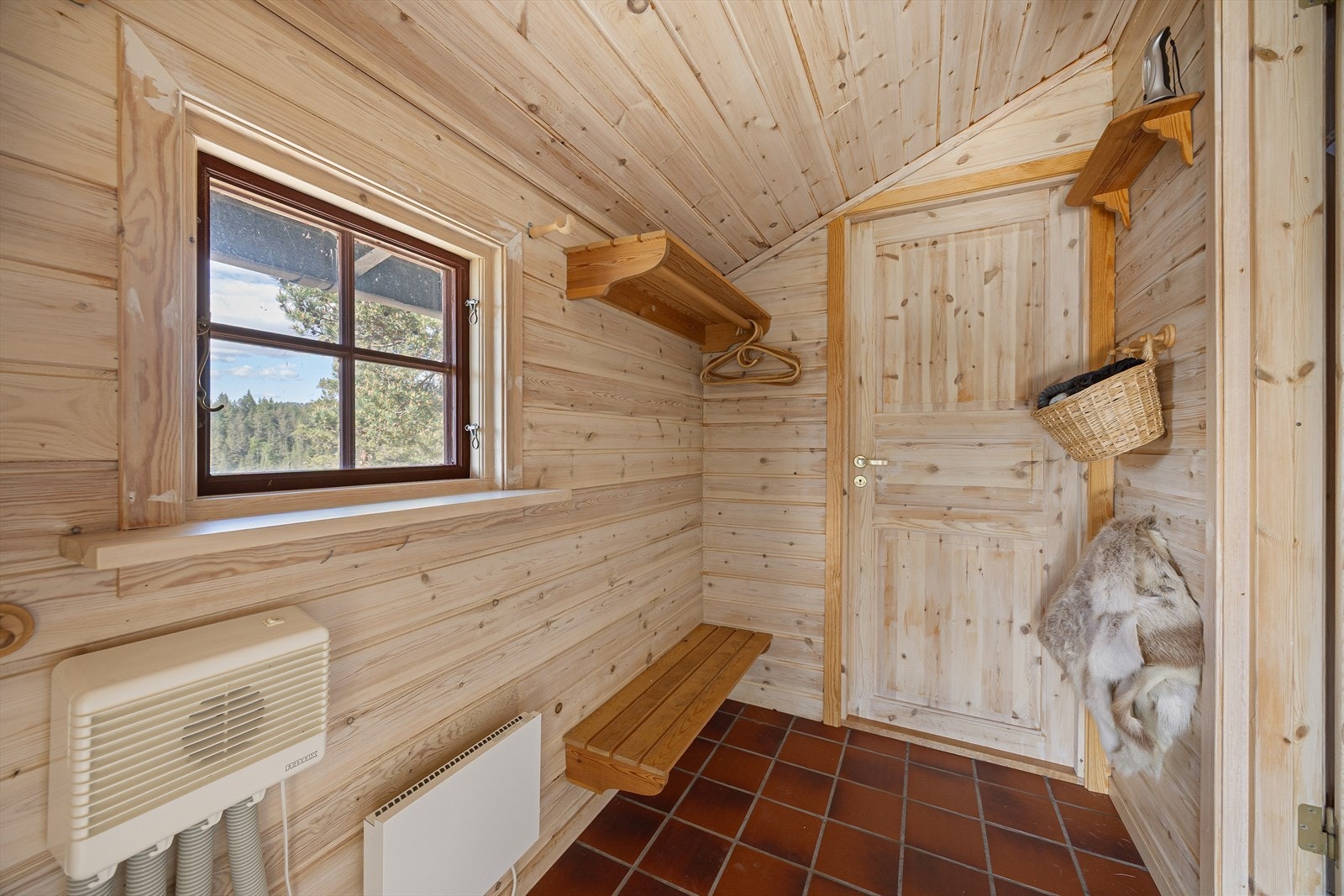Entré med flislagt gulv og plass til å henge fra seg yttertøy. Galleribilde