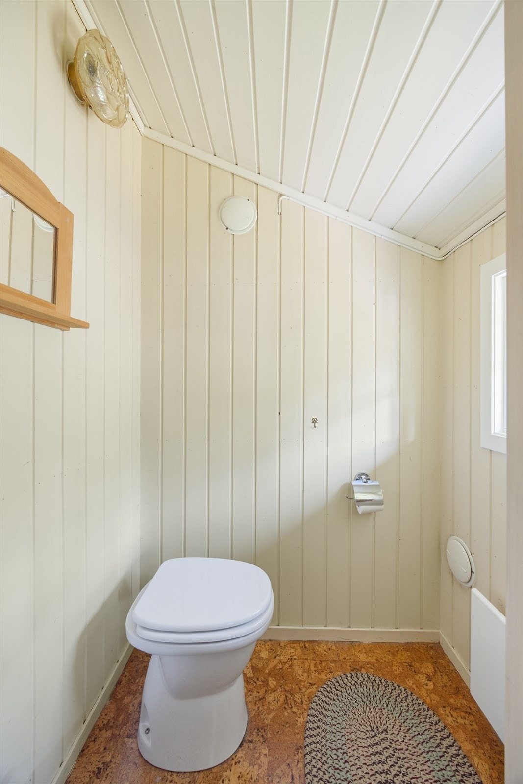 Innenfor badet er det etablert et eget toalettrom. Her er det belegg på gulv og snurredo med porselenskål. Galleribilde