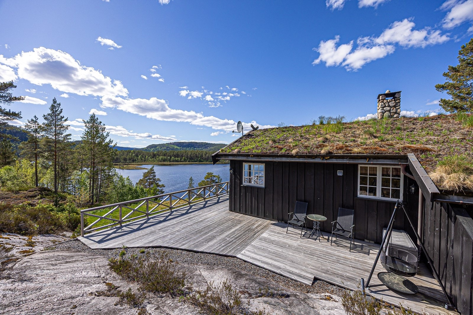 Hytta har en nydelig beliggenhet i naturskjønne omgivelser i Drangsvatn hyttefelt, nær bygda Felle i Nissedal kommune. Galleribilde
