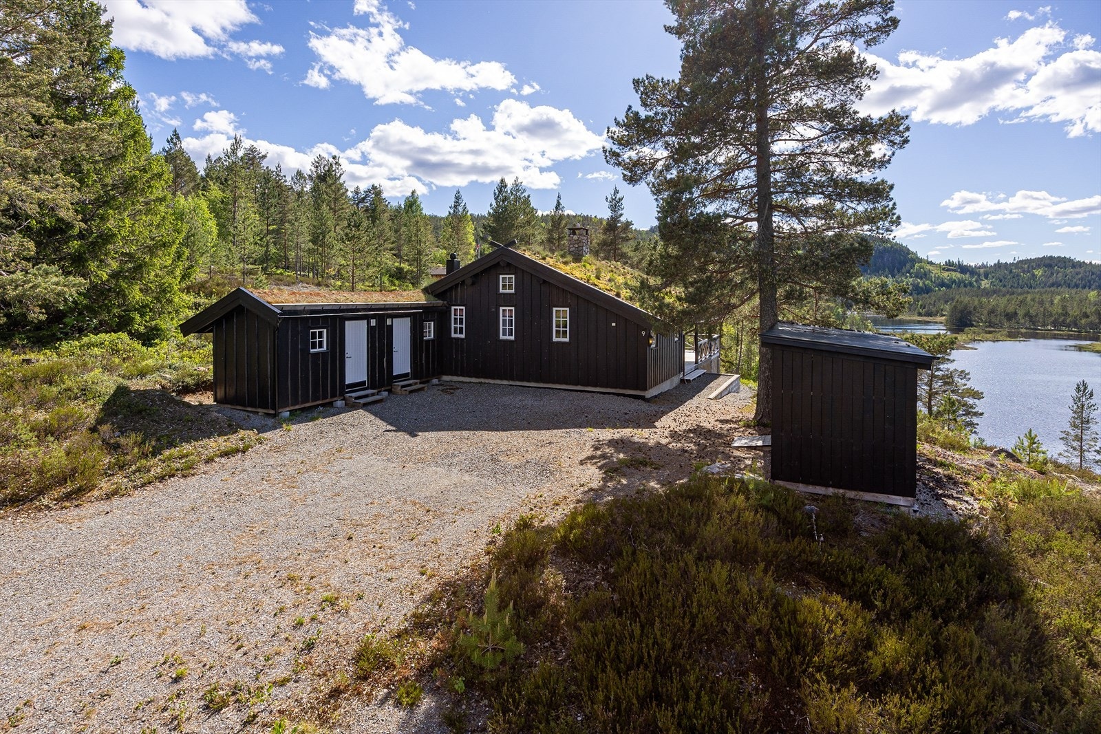 Hytta er en del av Drangsvatn hyttefelt og har bilvei helt frem, med god plass til parkering på egen tomt. Galleribilde
