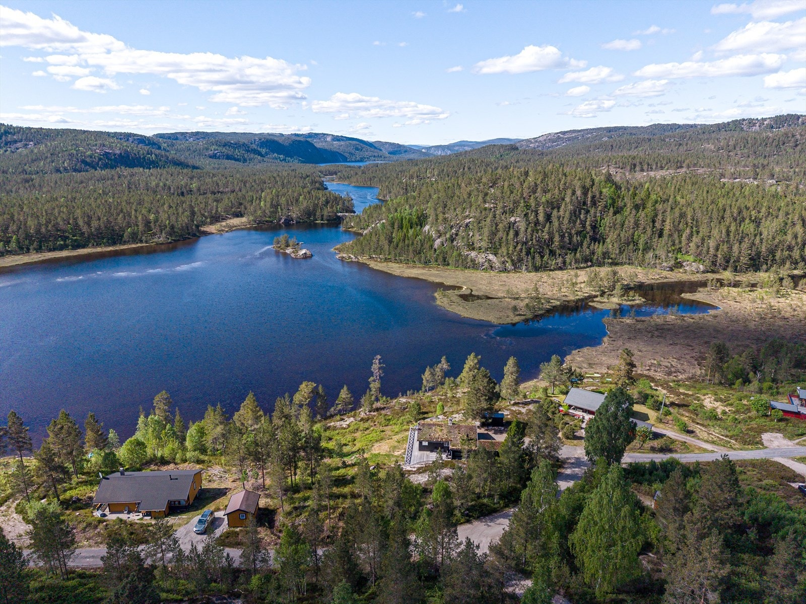 Innenfor ca. 1 time og 15 minutter med bil når du kystbyene Arendal og Kragerø. Galleribilde