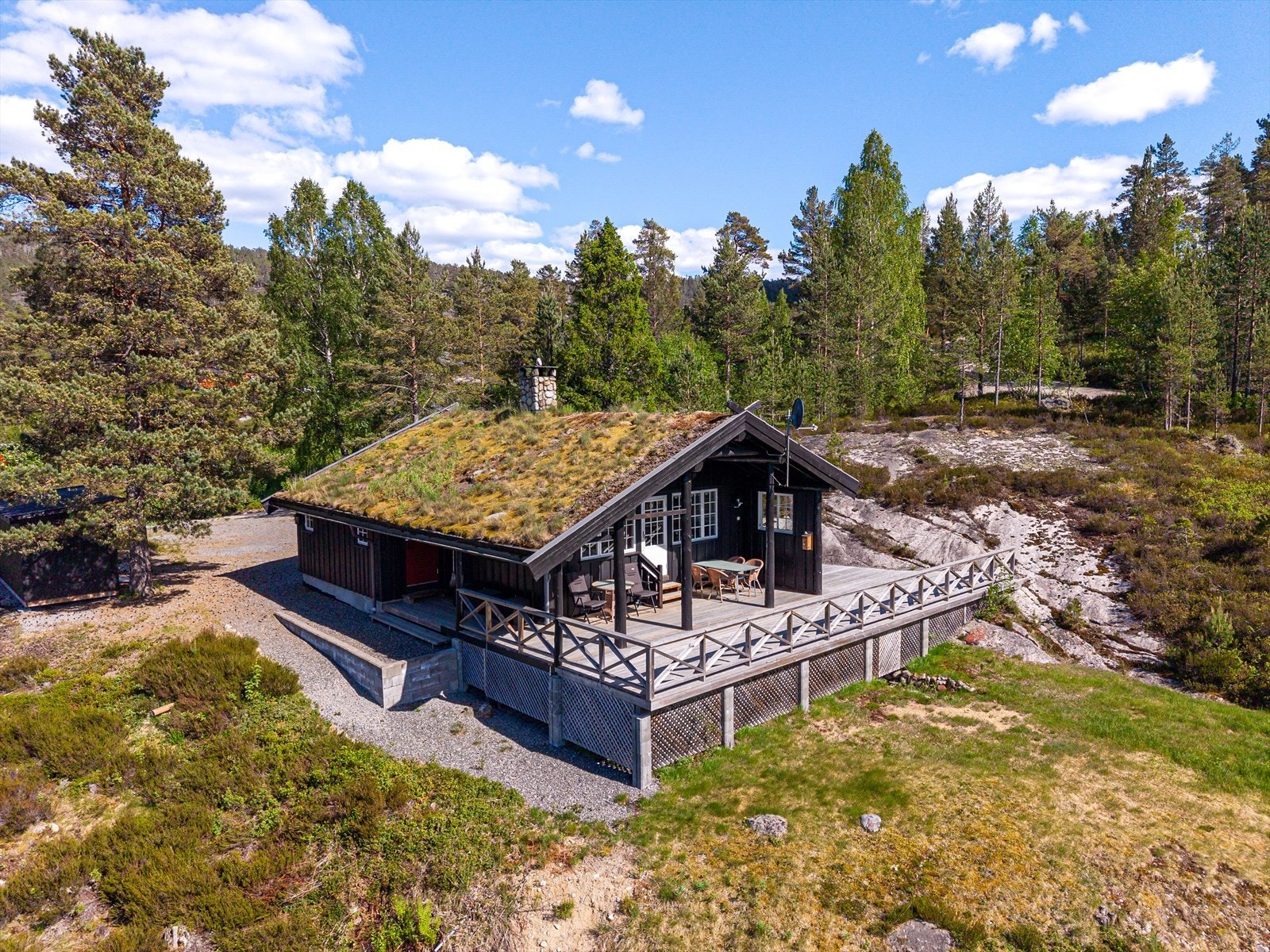 Hytta har en tradisjonell stil med torvtak og villmarkskledning, og ligger høyt og fritt på en eiertomt på ca. 1 mål. Galleribilde