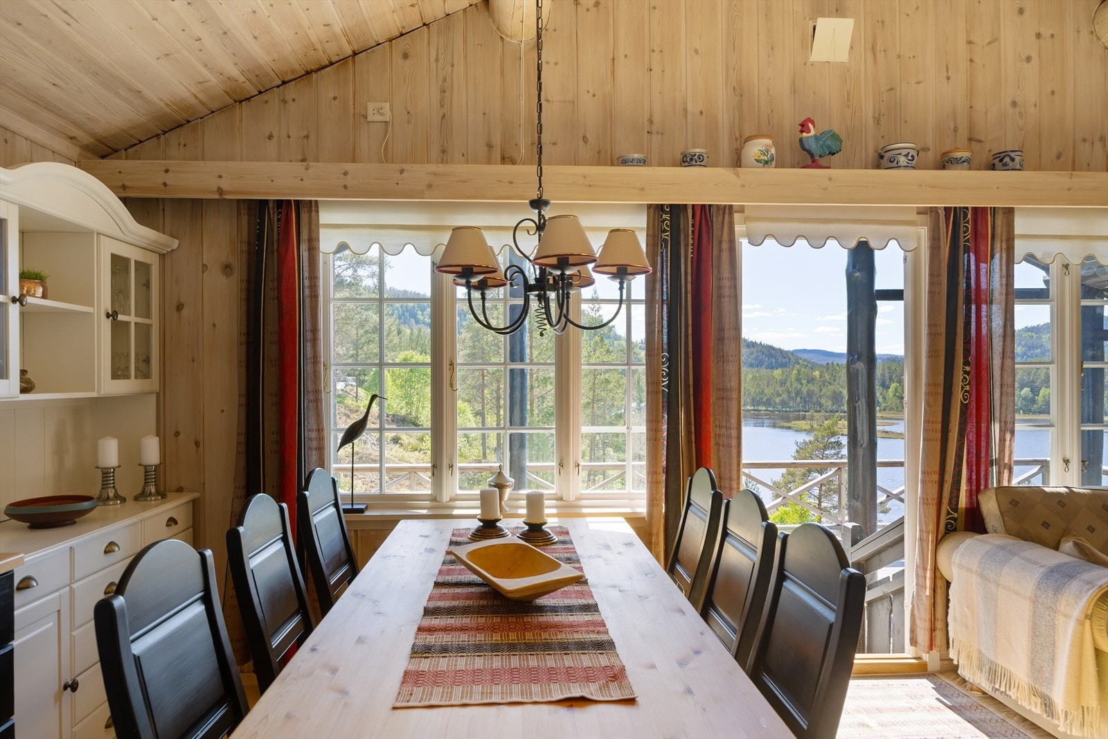 Spiseplassen er rammet inn av store vinduer med utsikt mot vannet. Galleribilde