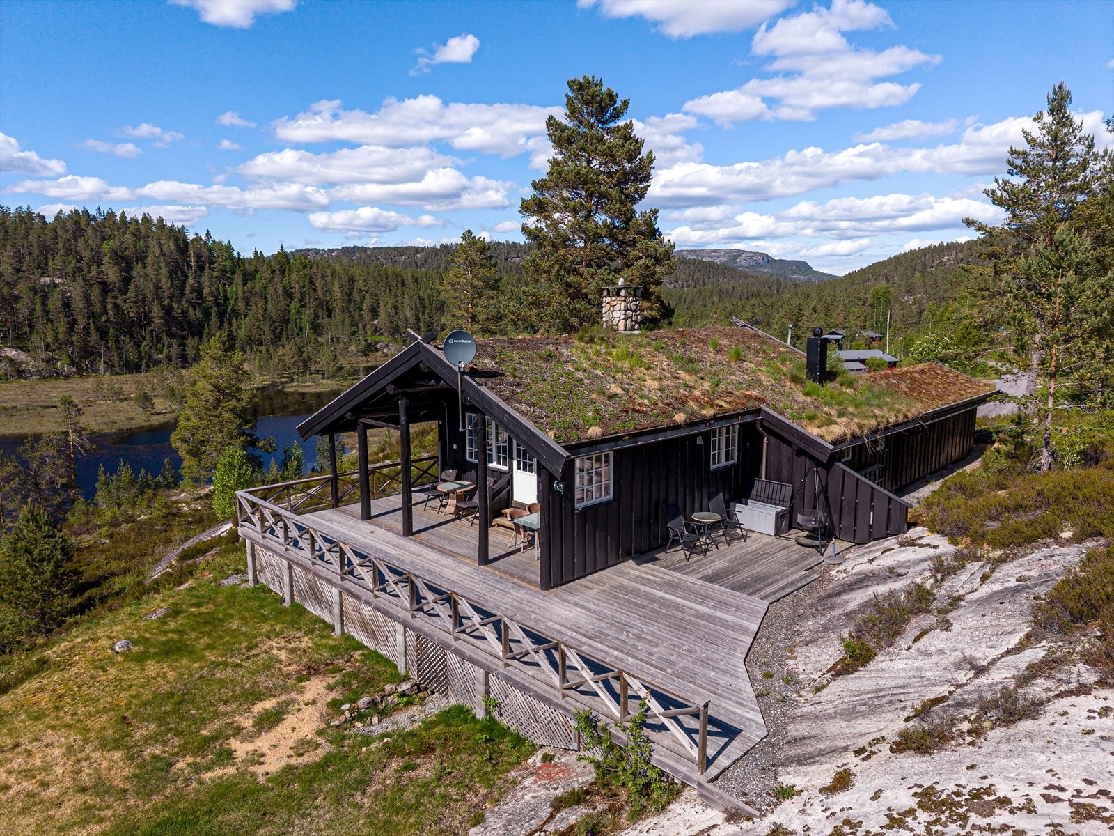 Området byr på flotte turmuligheter, sommer som vinter. Vinterstid finnes det fine, oppkjørte skiløyper på Havrefjell. Galleribilde
