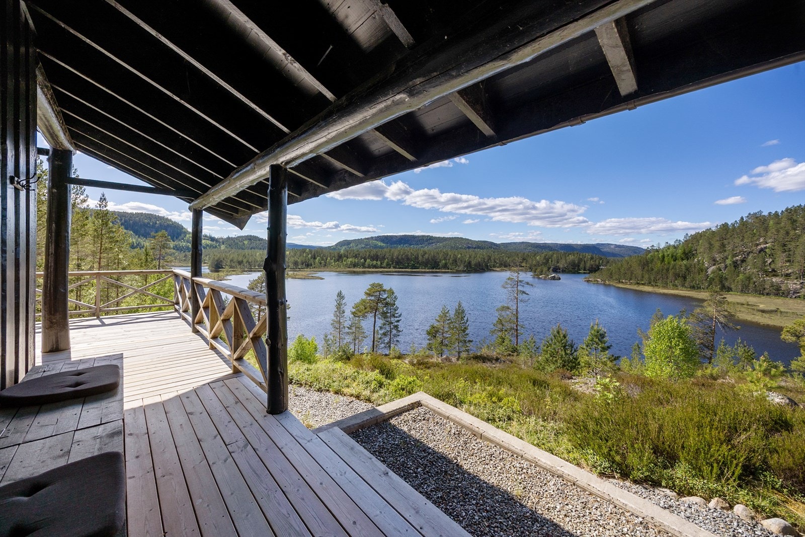 Den overbygde terrassen gir en skjermet uteplass med flott utsikt. Galleribilde