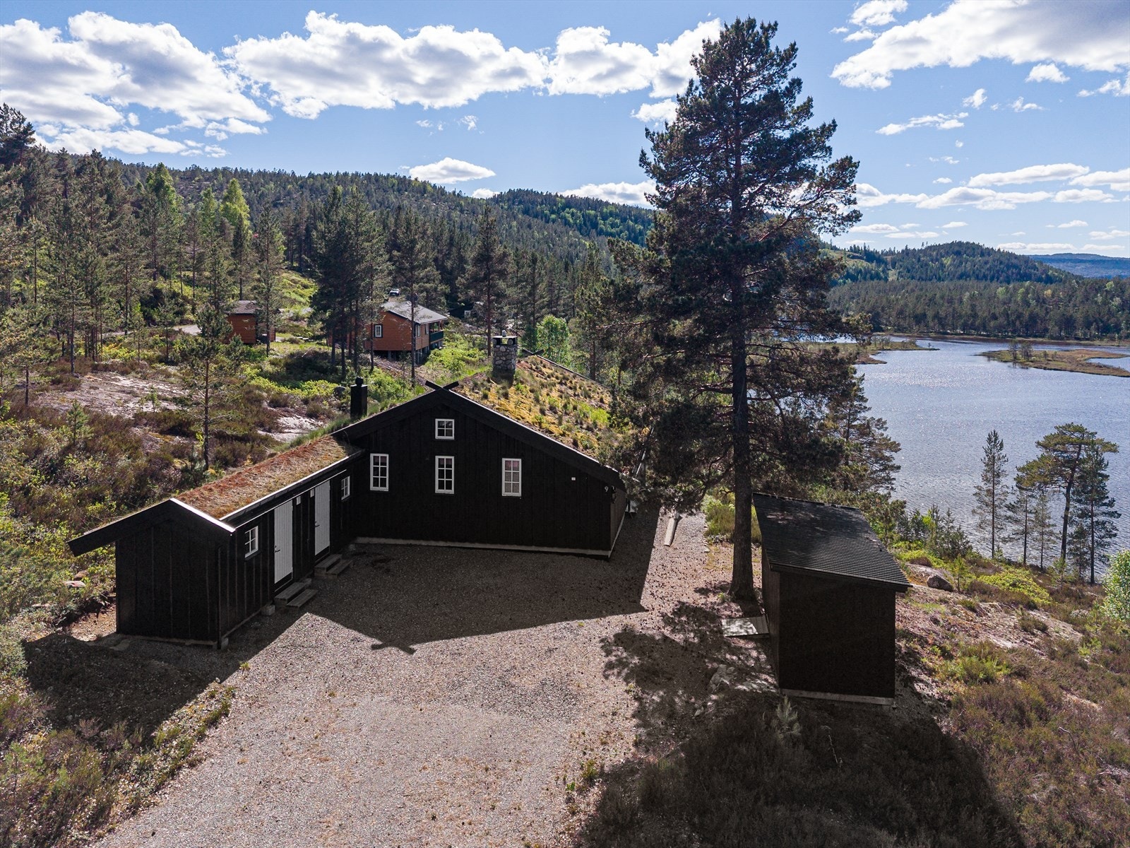 Hytta er tilbygget med en bod i 2022. I tillegg til denne er det på tomten oppført en frittstående vedbod. Galleribilde