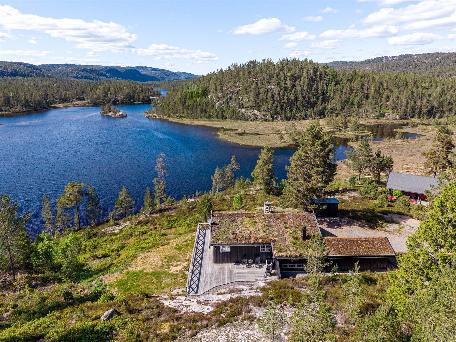 Gode solforhold og fantastisk utsikt over Drangsvatn, hvor det er badeplass, felles flytebrygge og fiskemuligheter (husk fiskekort). Galleribilde