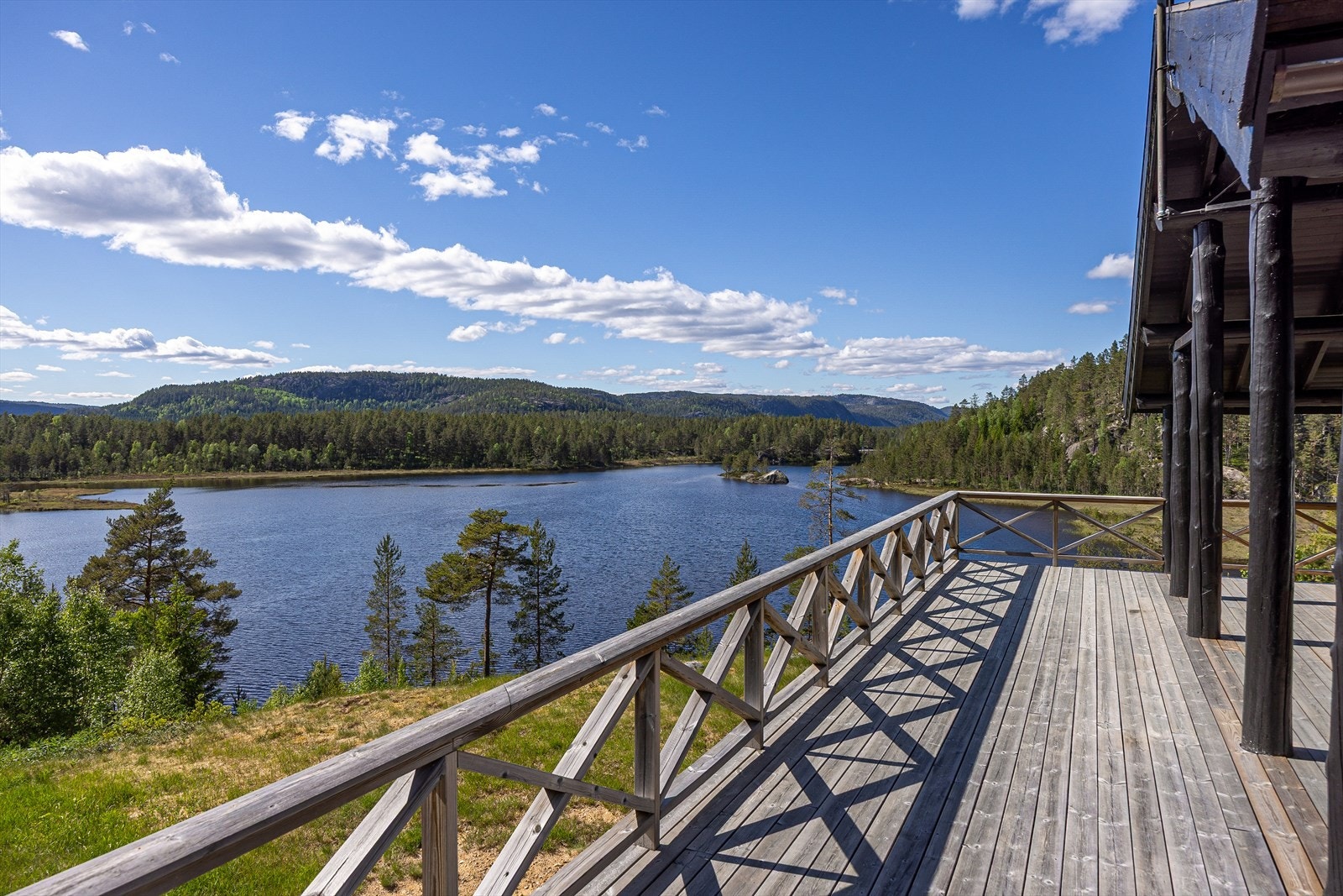 Hytta ligger høyt og fritt til på en eiertomt med stor terrasse, gode solforhold og nydelig beliggenhet ved Drangsvatn! Galleribilde